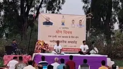 पिड़ावा: शहर के खेल मैदान में उपखंड स्तरीय योग शिविर का आयोजन, सैकड़ों लोगों ने किया योगाभ्यास