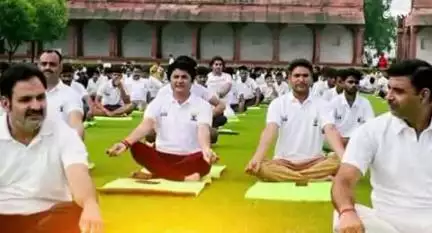 किरावली: फतेहपुर सीकरी में अंतर्राष्ट्रीय योग दिवस का आयोजन, भाजपा सांसद राजकुमार चाहर रहे मौजूद