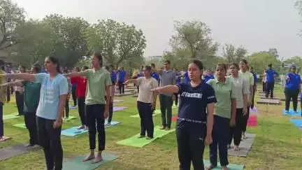 सरदारशहर: मिलाप भवन में योग भी वोट भी कार्यक्रम के तहत नायब तहसीलदार ने मतदाता सूची में नाम जुड़वाने की दिलाई शपथ
