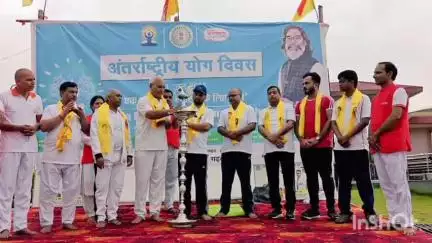 गढ़वा: गढ़वा: 11वें अंतर्राष्ट्रीय योग दिवस पर हेलीपैड पार्क में भव्य योगाभ्यास का आयोजन