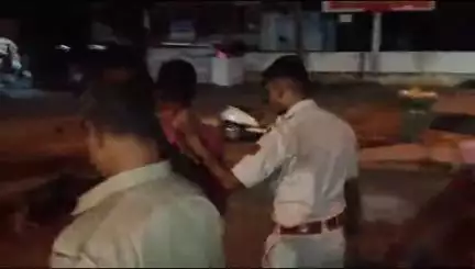 बांसवाड़ा: शहर के नया बस स्टैंड पर चोर ने यात्री का मोबाइल फोन चोरी किया, वहां मौजूद लोगों ने पकड़ा और पुलिस को सौंपा