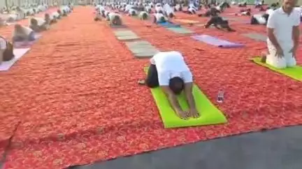 रुद्रपुर: रुद्रपुर के मनोज सरकार स्पोर्ट्स स्टेडियम में अंतर्राष्ट्रीय 11वें योग दिवस के मौके पर किया गया योग का आयोजन