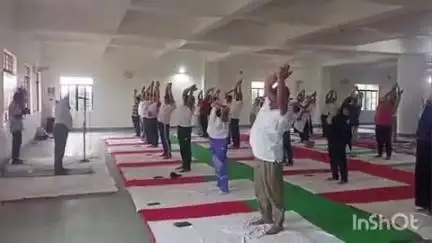 बांका: अंतर्राष्ट्रीय योग दिवस पर डीएम-एसपी ने बांका खेल भवन में किया योगाभ्यास