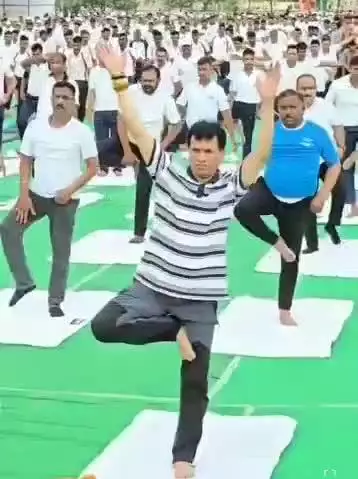 बाड़मेर: 11वें अंतरराष्ट्रीय योग दिवस पर आदर्श स्टेडियम में जिला स्तरीय कार्यक्रम आयोजित, प्रभारी मंत्री और विधायक ने किया योग