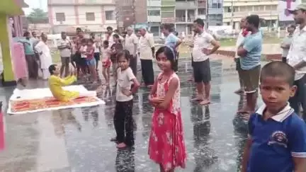 जगदीशपुर: नगर के किला मैदान में अंतर्राष्ट्रीय योग दिवस कार्यक्रम में सैकड़ों लोग शामिल हुए, किया योग