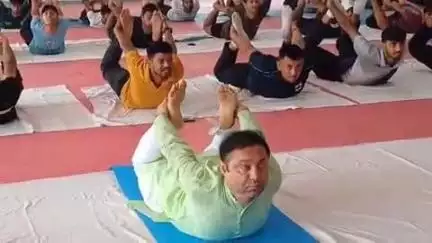 जगदीशपुर: अंतर्राष्ट्रीय योग दिवस पर खेल भवन भागलपुर में जिलाधिकारी डॉ. नवल किशोर चौधरी की उपस्थिति में योगाभ्यास