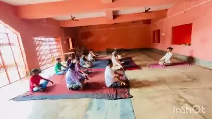 महुआडांड़: 11वें अंतर्राष्ट्रीय योग दिवस पर दुर्गा बड़ी महुआडांर में योग शिविर का आयोजन