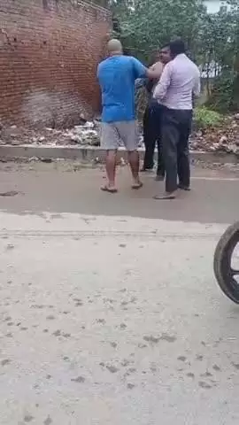 चंदौली: शंकर मोड़ समीप किसी विवाद में एक व्यक्ति की पिटाई, लोगों ने वीडियो बनाकर किया वायरल