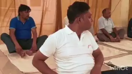 गोरखपुर: अंतर्राष्ट्रीय योग दिवस के अवसर पर जिला कारागार गोरखपुर में बंदियों ने किया योग, जेल अधीक्षक रहे मौजूद