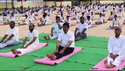 గ్యారంపల్లి గురుకుల పాఠశాలలో యోగాంద్ర కార్యక్రమంలో పాల్గొన్న పీలేరు ఎమ్మెల్యే నల్లారి కిషోర్ కుమార్ రెడ్డి