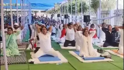 जांजगीर: अंतर्राष्ट्रीय योग दिवस पर प्राचीन भीमा तालाब जांजगीर में हुआ योगाभ्यास, सांसद कमलेश जांगड़े ने कहा- प्रतिदिन करें योग