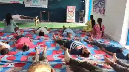 कालापीपल: 'अंतर्राष्ट्रीय योग दिवस' पर कालापीपल के शासकीय विद्यालय में योग कार्यक्रम का हुआ आयोजन, MLA घनश्याम चंद्रवंशी हुए शामिल