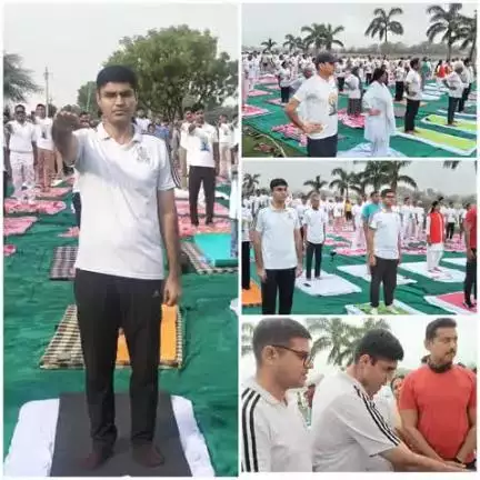 अंतरराष्ट्रीय योग दिवस" की हार्दिक शुभकामनाएं।

योग तन और मन, कार्य और विचार तथा मनुष्य और प्रकृति के बीच सामंजस्य स्थापित करने का एक माध्यम है।

आओ हम सब मिलकर योग करें