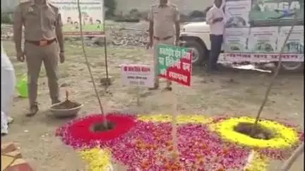 गोंडा: अंतर्राष्ट्रीय योग दिवस पर मेडिकल कॉलेज परिसर में त्रिवेणी वन की स्थापना कर मंत्री दारा सिंह चौहान ने किया वृक्षारोपण