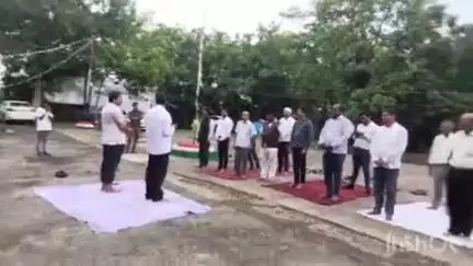 बखरी: योग दिवस पर बखरी व्यवहार न्यायालय में योगाभ्यास, न्यायिक पदाधिकारी और अधिवक्ता हुए शामिल