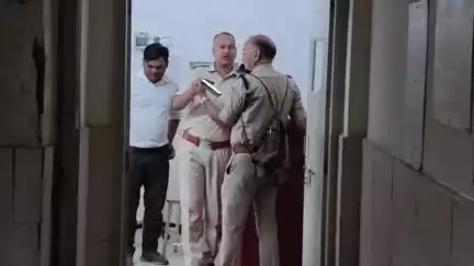 बीना: बीना रेलवे स्टेशन पर राजरानी एक्सप्रेस में मिला नवजात शिशु, आरपीएफ व जीआरपी जवानों ने सिविल अस्पताल पहुंचाया