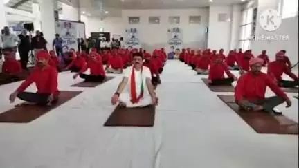 हुज़ूर: सांसद आलोक शर्मा ने कुलियों के संग मनाया योग दिवस, देश सेवा की शपथ दिलाई