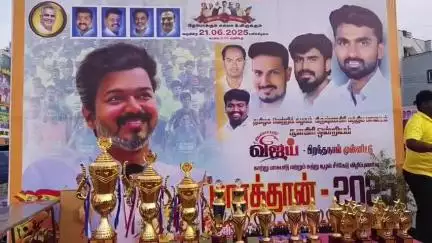 சூளகிரி: ரவுண்டானாவில் தமிழக வெற்றிக்கழகத்தினர் சார்பில் விஜய் பிறந்தநாளையொட்டி நடந்த மாரத்தான் போட்டி