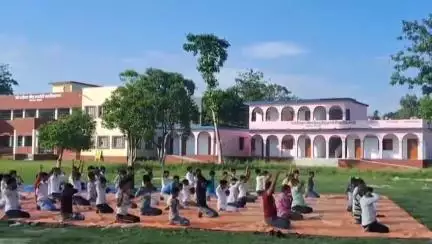 सोनबरसा: सोनबरसा में विश्व योग दिवस पर योगाभ्यास कार्यक्रम का आयोजन किया गया