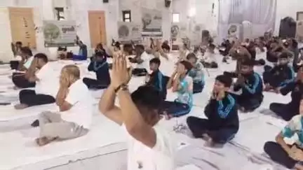 गुमला: वन अर्थ, वन हेल्थ थीम पर नगर भवन सहित 36 स्थानों पर सामूहिक योगाभ्यास