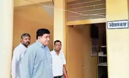 बारां: संभागीय आयुक्त राजेंद्र सिंह शेखावत ने समाज कल्याण विभाग का किया निरीक्षण, टूटी सड़क देख जताई नाराजगी