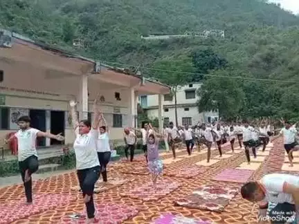 सतपुली: नगर पंचायत सतपुली में 11वां अंतरराष्ट्रीय योग दिवस बड़े धूमधाम से मनाया गया, आदर्श इंटर कॉलेज में आज सुबह 7:00 बजे