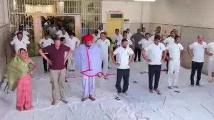 झालरापाटन: अंतरराष्ट्रीय योग दिवस पर झालावाड़ में सामूहिक योगाभ्यास, धार्मिक स्थलों पर हजारों लोगों ने किए योग आसन