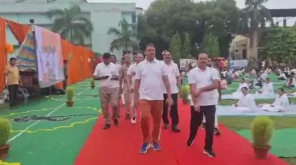 गाज़ीपुर: नेहरू स्टेडियम में विश्व योग दिवस पर राज्यसभा सांसद, कमिश्नर, डीएम-एसपी समेत अन्य अधिकारियों और कर्मचारियों ने किया योग