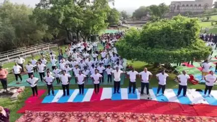 रायसेन: सांची के स्तूप पर योग कार्यक्रम आयोजित, सांची विधायक डॉ. प्रभुराम चौधरी रहे मुख्य अतिथि