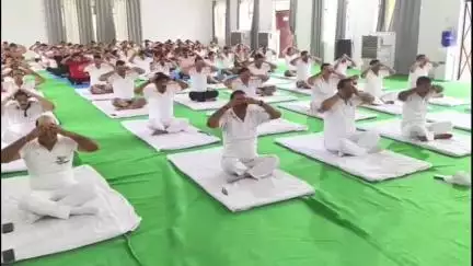 मैनपुरी: पुलिस लाइन में 11वें अंतर्राष्ट्रीय योग दिवस का आयोजन हुआ, एसपी गणेश प्रसाद शाह भी रहे मौजूद