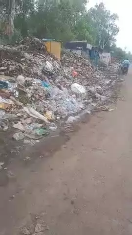 विकल मोड़ पर सड़क किनारे जमा कचरा – बीमारियों का खतरा बढ़ा!