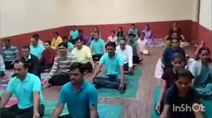 पेठ: तालुक्यांतील 230 शाळा महाविद्यालयात आंतराष्ट्रीय योगदिनानिमित्त हजारो विद्यार्थी , शिक्षक व पालकांनी गिरवले योगाचे धडे