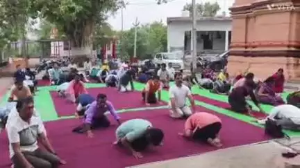 बागीदौरा: छीछ गांव में ब्रह्मा मंदिर प्रांगण में अंतर्राष्ट्रीय योग दिवस पर शारीरिक, मानसिक और आत्मिक विकास के लिए हुआ योगाभ्यास
