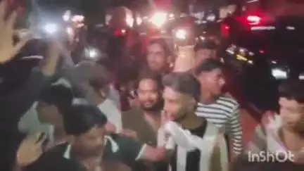 बहराइच: बशीरगंज पावर हाउस के बाहर बिजली कटौती से त्रस्त मोहल्ला वासियों ने किया प्रदर्शन