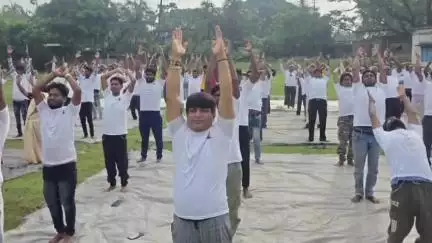 মুর্শিদাবাদ জিয়াগঞ্জ: আজ বাগডহর প্রাথমিক বিদ্যালয়ের ময়দানে আন্তর্জাতিক যোগ দিবস উদযাপনে বিজেপি বিধায়ক গৌরী শংকর ঘোষ