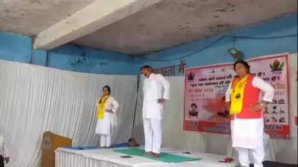 बिलारी: नगर के शाहाबाद रोड स्थित नगर पालिका परिषद के प्रांगण में अंतर्राष्ट्रीय योग दिवस पर योग गुरु ने सिखाया योग