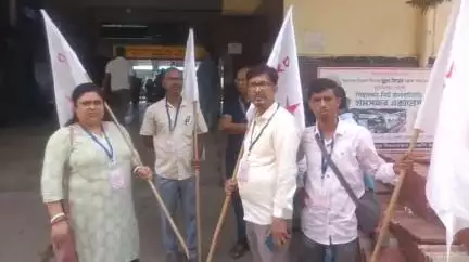 বহরমপুর: DYFI-র ২০ তম রাজ্য সম্মেলনে আগত প্রতিনিধিদের স্বাগত জানাতে বহরমপুর কোর্ট স্টেশনে উপস্থিত DYFI জেলা নেতৃত্ব