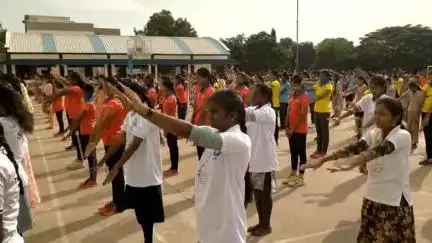 தருமபுரி: மாவட்ட விளையாட்டு மைதானத்தில் யோகா  தினத்தை முன்னிட்டு மாவட்ட நிர்வாகத்தின் சார்பில் யோகா பயிற்சி நடந்தது