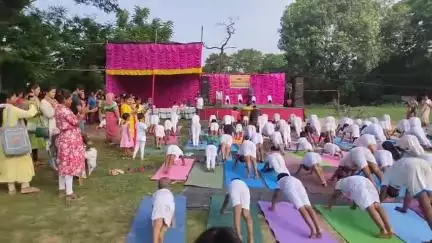 নাকাশিপাড়া: আন্তর্জাতিক যোগা দিবস অনুষ্ঠিত হলো বেথুয় ডহরী রেলওয়ে স্টেশন সংলগ্ন বিবেকানন্দ মাঠে