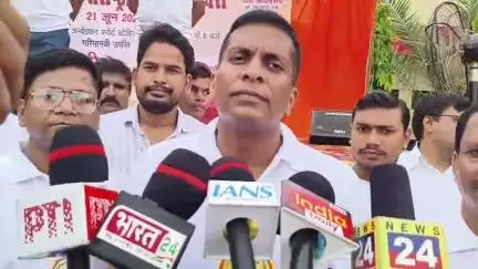 मऊ: बलिया मोड़ स्टेडियम में मनाया गया अंतर्राष्ट्रीय योग दिवस, कमिश्नर आजमगढ़ ने दी जानकारी