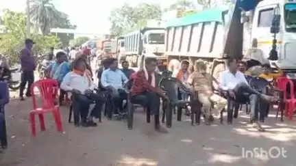 धमतरी: ग्राम कोलियारी में ग्रामीणों ने अवैध रूप से रेत ले जा रहे 6 हाइवा वाहनों को रोककर किया चक्का जाम