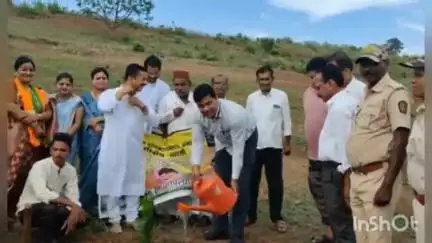 चिखलदरा: एक पेड माँ के नाम उपक्रमांतर्गत टेंबली येथे वृक्षारोपण;मानव विकास सोबत पर्यावरणाचे रक्षण; मा.आ.प्रभूदास भिलावेकर