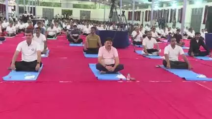 નડિયાદ: બીએપીએસ સ્વામિનારાયણ મંદિર ખાતે જિલ્લા કક્ષાના આંતરરાષ્ટ્રીય યોગ દિવસની ઉજવણી કરાઈ