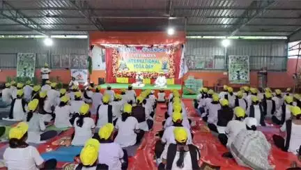 গাজোল: নয়াপাড়া এলাকায় তারক কুঞ্জে নির্মল যোগ সংঘের উদ্যোগে কেক কেটে সেলিব্রেশন করার মধ্য দিয়ে বিশ্ব যোগ দিবস পালন করা হয়