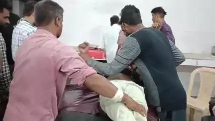 अमरपाटन के रामनगर रोड पर आवारा पशु से टकराई तेज़ रफ़्तार बाइक, एक युवक हुआ घायल