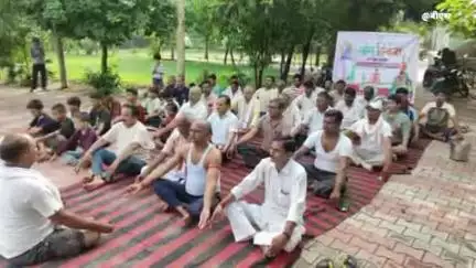 किरावली: किरावली नगर पंचायत में योग दिवस पर 'योगा फॉर वन अर्थ वन हेल्थ' थीम के तहत लोगों और बच्चों ने किया योग