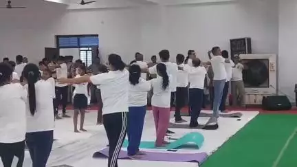 जहानाबाद: अंतर्राष्ट्रीय योग दिवस पर खेल भवन में योग कार्यक्रम आयोजित, सैकड़ों लोग हुए शामिल