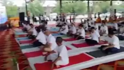 बारां: शहर की कृषि उपज मंडी में 11वां अंतर्राष्ट्रीय जिला स्तरीय योग आयोजित, बारिश के बीच भी शहरवासियों में उत्साह नजर आया