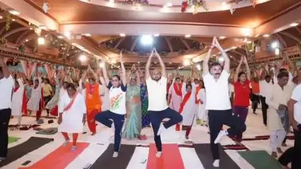 कोडरमा: अंतर्राष्ट्रीय योग दिवस पर शिव वाटिका में जिला प्रशासन द्वारा कार्यक्रम का आयोजन, योग को दैनिक जीवन का हिस्सा बनाएँ
