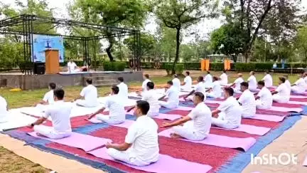लातेहार: लातेहार के किनामार ग्राम स्थित सीआरपीएफ 11 बटालियन कैंप में शनिवार सुबह 7 बजे योग शिविर का आयोजन